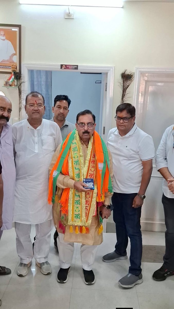 chaturvediarun1's tweet photo. 📍#बीकानेर 

आज बीकानेर में नगर विकास न्यास के पूर्व अध्यक्ष श्री श्री Mahaveer Ranka जी एवं उनके परिवार द्वारा आत्मीय आतिथ्य एवं प्रेमपूर्ण सत्कार प्राप्त हुआ।

 इस स्नेह और अपनत्व से परिपूर्ण मान सम्मान हेतु 
रांका परिवार का हृदयतल से आभार। https://t.co/Mu5UMUrOll