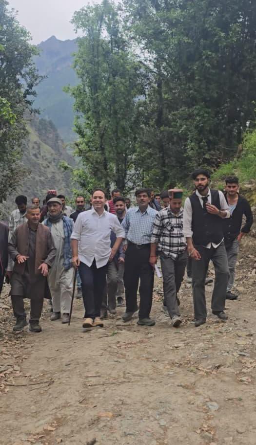 Sunil_SharmaBJP's tweet photo. Visited different villages in Galhar, #Nagseni. Met with the locals, listened to their concerns, and directed the concerned departments to address their issues promptly. Committed to working tirelessly for the development and welfare of the people of #Paddar_Nagseni. https://t.co/CiLgJLy28j