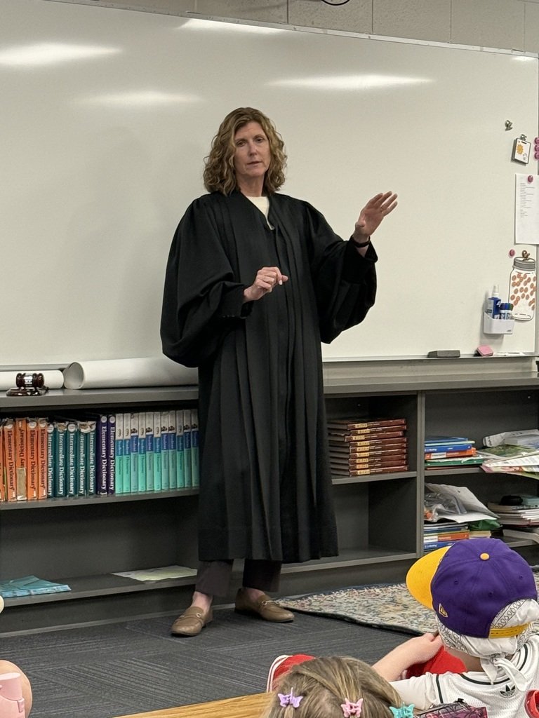 GESGuardians's tweet photo. On Wednesday, Appellate Court Judge Francie Weis spent some time explaining her job as well as the Judiciary part of the branch of government.  Thanks, Judge Weis, for coming and sharing your experience with us at GES!! https://t.co/K0Brdr10zj