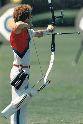 ArcheryNote's tweet photo. 🏹 アーチェリーの歴史に燦然と輝く伝説、ダレル・ペイスをご存知でしょうか。

1976年モントリオール、1984年ロサンゼルス オリンピック個人金メダル2連覇。🥇

世界選手権でも2度の頂点を極め、2011年には世界アーチェリー連盟より「20世紀最高の男子アーチャー」に選ばれた、まさにレジェンド中のレジェンドです。彼の射形は美しく、力強く、そして極めて効率的。
現代アーチェリーの基礎を築いたと言っても過言ではありません。

以下の動画で解説付きで、彼の偉大さがより深く伝わります📷

（昔何度も何度も見た記憶が蘇ります✨）
https://t.co/8iQVZlBIcw