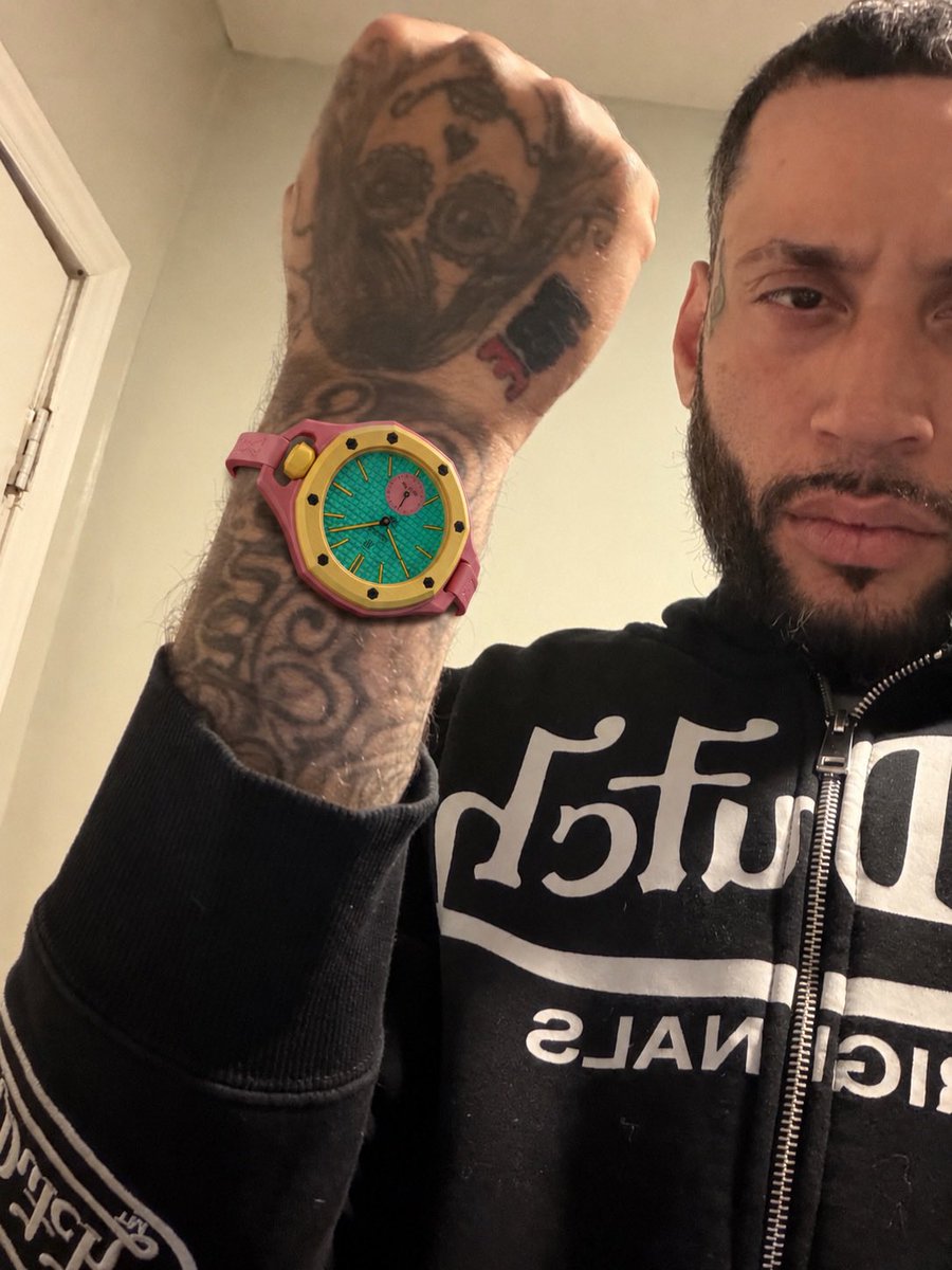 ShogunWiz's tweet photo. Somebody’s Swatching Me 😂😆 https://t.co/YkZZ59H4yg