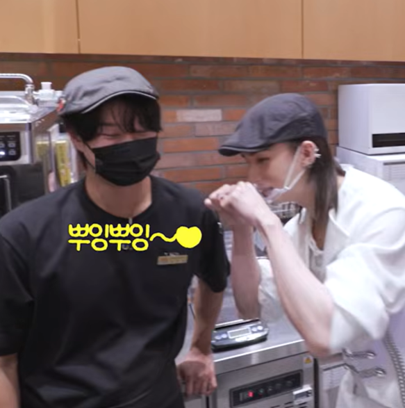 hyunheartsskz's tweet photo. this genre of hyunjin making every man on earth he meets fall in love with him https://t.co/APz1GMh7Ge