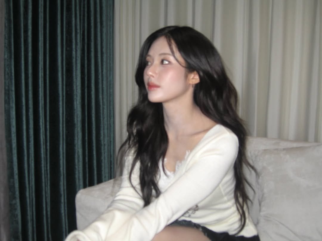 Jiwon (1998). tweet media