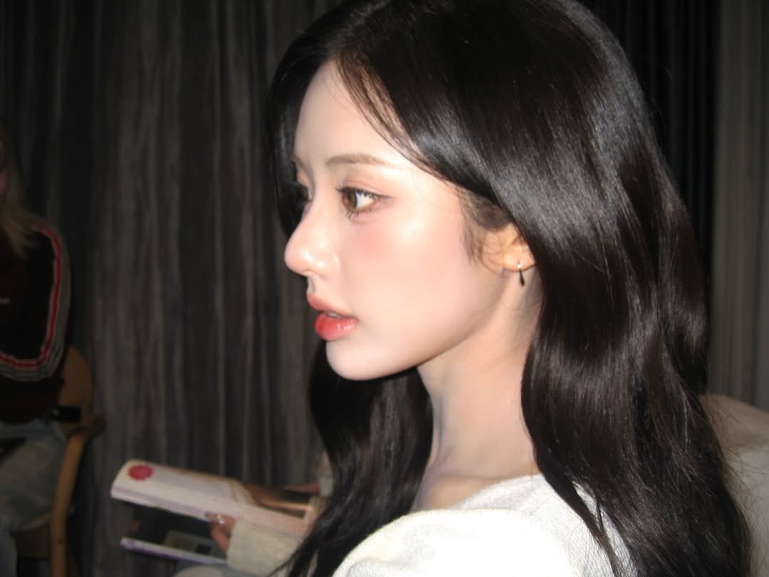 Jiwon (1998). tweet media