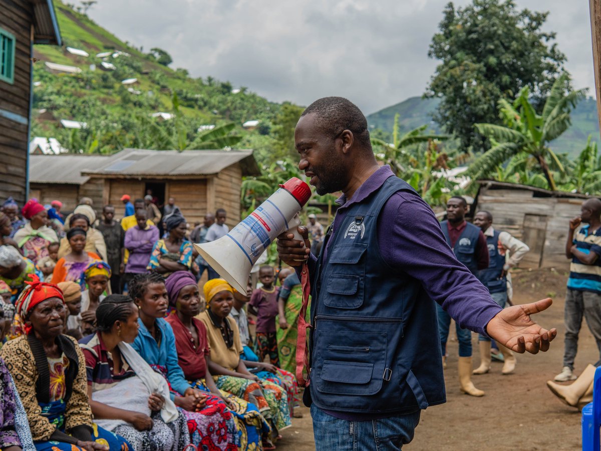 MidefehopsAsbl's tweet photo. 📍 Rutsiro I &amp; II | Rutshuru

Avec l’appui du Fonds Humanitaire en RDC, MIDEFEHOPS sensibilise les communautés sur les droits LTP, la prévention des conflits fonciers et la cohabitation pacifique.

Reconstruire les maisons, c’est aussi reconstruire la paix.

@CBPFs  @UNOCHA_DRC https://t.co/4mnlYd2RMc