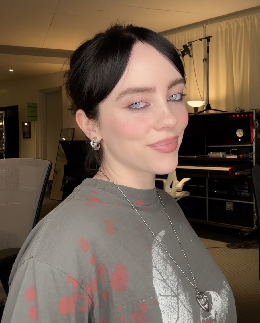 itzz_Yuvan's tweet photo. Billie Eilish serving effortless cool girl energy in this oversized graphic tee 😮‍💨 https://t.co/9TMcIziG1m