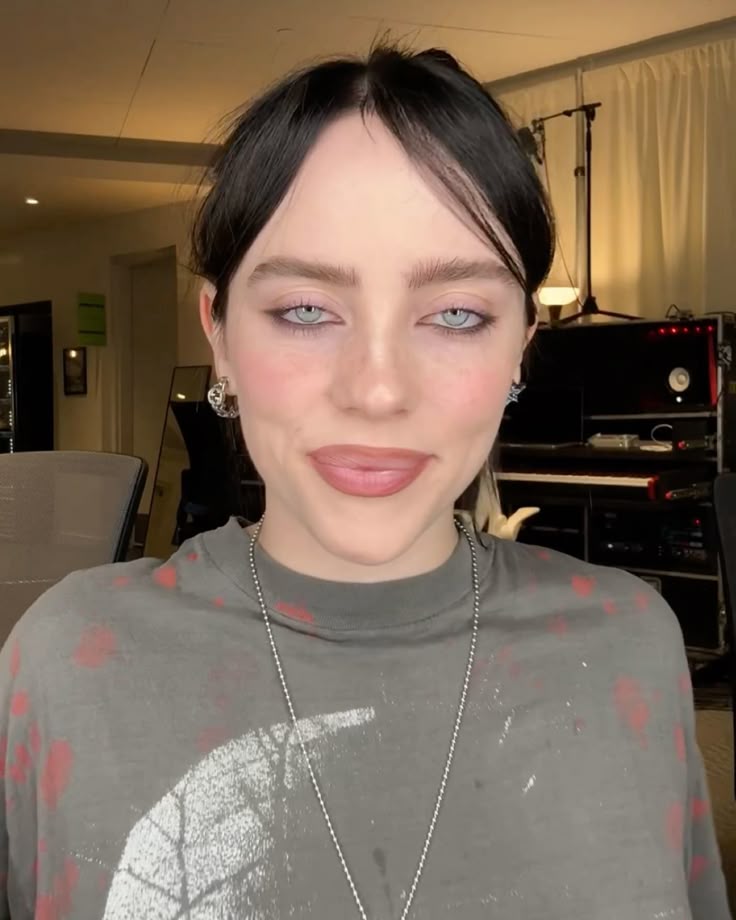 itzz_Yuvan's tweet photo. Billie Eilish serving effortless cool girl energy in this oversized graphic tee 😮‍💨 https://t.co/9TMcIziG1m