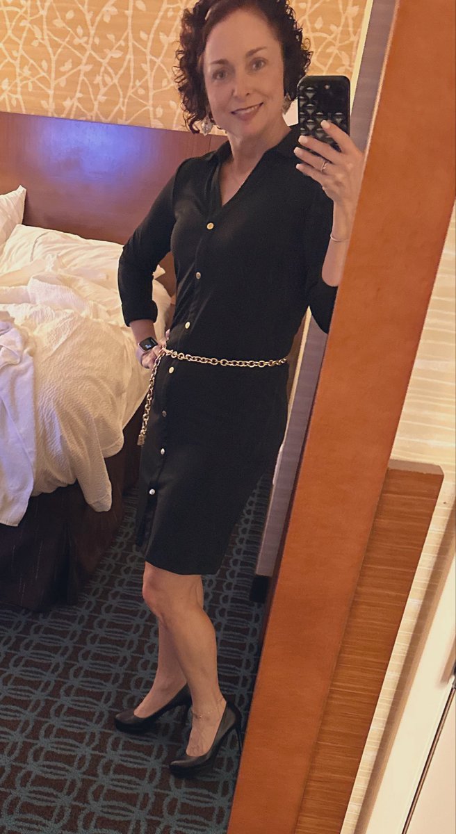 JeniML93's tweet photo. #ootd @YSL #heels #shoes @MichaelKors #suit Typical business trip for this #girlboss https://t.co/3ieJnKT7Wm