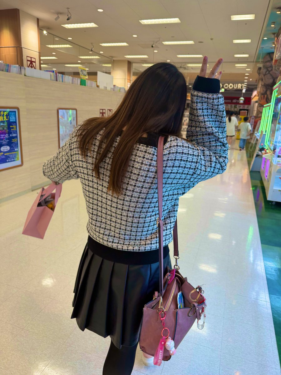 rinrin_apple12's tweet photo. 最近非フェチ彼氏が首くすぐりにハマったのかずっと首こちょこちょしてくる、我慢するの大変なんだけど！
もし目覚めて拘束具とか買い出したらどうしようほんとやばいそれは終わる笑 https://t.co/nWapsdPLWM
