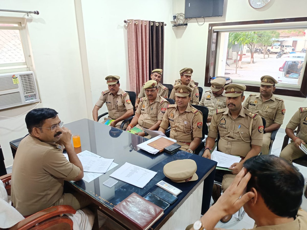 lalitpurpolice's tweet photo. #Addl_SP @kaloosingh द्वारा सर्किल महरौनी के सभी थानों का अर्दली रूम कर, विवेचकों को लम्बित विवेचनाओं के समयबद्ध, निष्पक्ष एवं गुणवत्तापूर्ण निस्तारण हेतु आवश्यक दिशा-निर्देश दिए गए।
#lalitpurpolice
@Uppolice https://t.co/aroiSA6azm