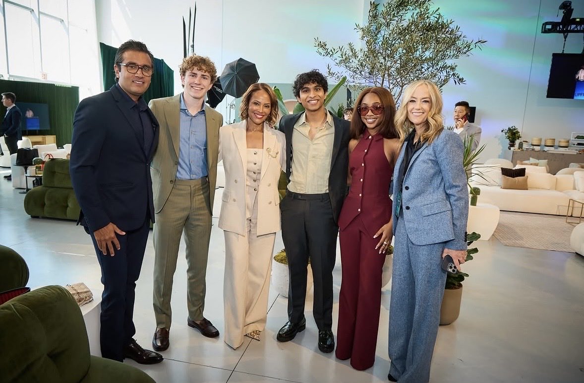 afterglowpjo's tweet photo. two presidents and a CMO cheesing with our trio and i’m supposed to be worried about a renewal lol https://t.co/dp5Izfg7KS