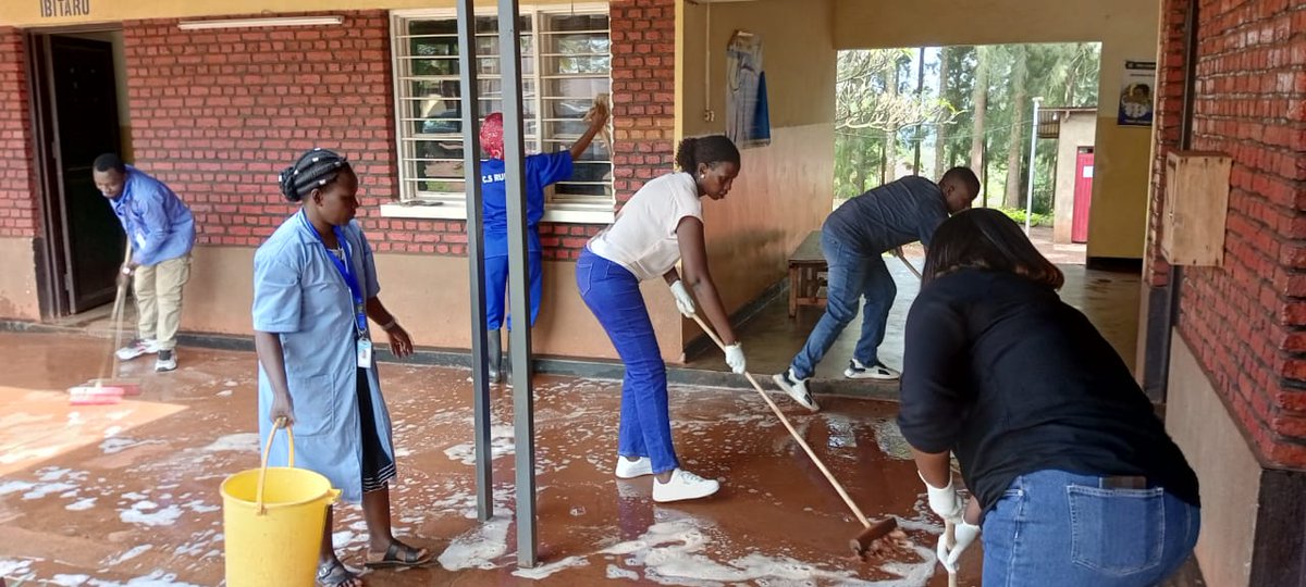 muramasector1's tweet photo. Uyumunsi tariki 14/05/2026 mu tugari tugize  @muramasector1  ,Twazindukiye mu gitondo cy'isuku ku mihanda no mashuri ifite insanganyamatiko igira iti : #Gira isuku Usobanuke #iki gikorwa twifatanije Umunyamabanganshingwabikorwa W'umurenge Mbabazi kellen hamwe n'abakozi b'umurenge https://t.co/p6z65zKFkc