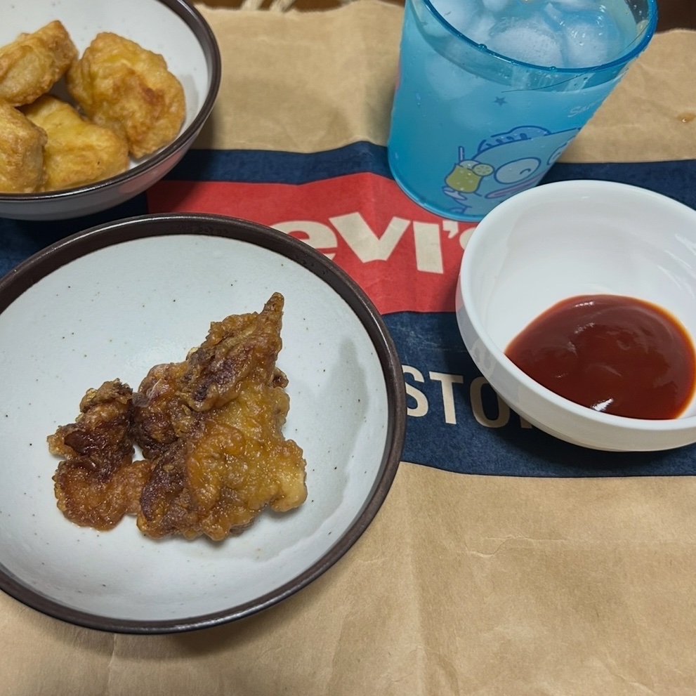 meme_hataraku's tweet photo. 今日の夕食。写真の周りが汚くて切り取ったらなんとも微妙な写真になった。100均の帰りのスーパーで毛蟹が半額600円だったから買ったよ。今締めてるところ。これからあと30分茹でるよ。明日も仕分けのバイト入ってるけど睡眠時間こんなに削って起きられるか不安、、 https://t.co/nm9HLrVDv6