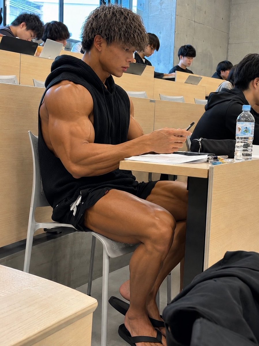 mrk_hartai's tweet photo. Maybe I slightly overdid the protein intake at school today 💀💪📚 #GymLife #Bodybuilding #ProteinOverload #CampusBulk #TooMuchProtein #FitnessHumor #MassMonster #StudentLife #GymTok #BeastMode https://t.co/IlalawyqSF