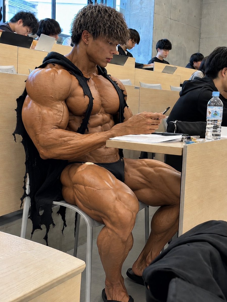 mrk_hartai's tweet photo. Maybe I slightly overdid the protein intake at school today 💀💪📚 #GymLife #Bodybuilding #ProteinOverload #CampusBulk #TooMuchProtein #FitnessHumor #MassMonster #StudentLife #GymTok #BeastMode https://t.co/IlalawyqSF