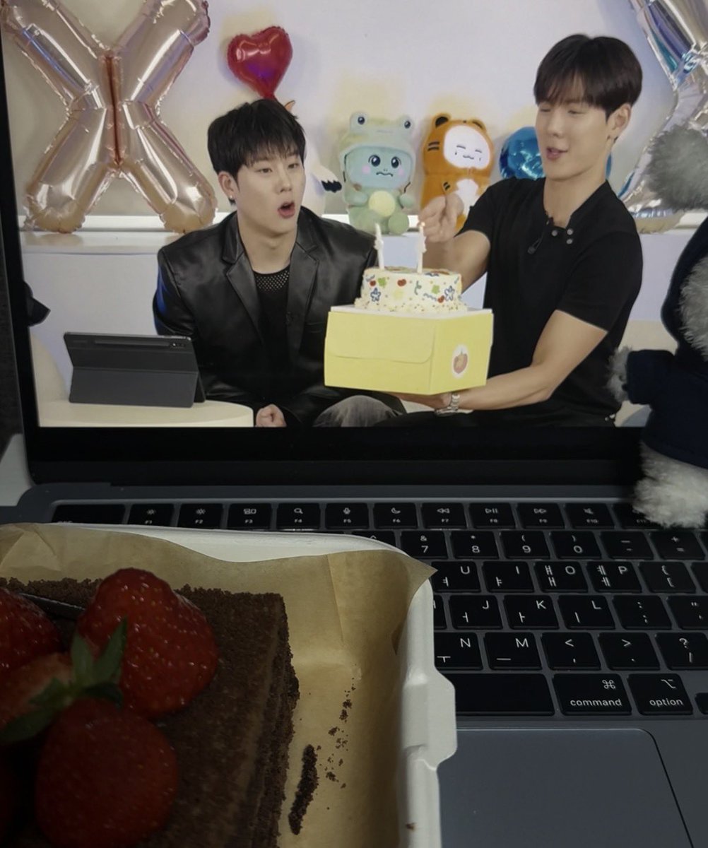 Hyo_Moong's tweet photo. #몬스타엑스와행복한11년
너무 바쁘게 보내고 있었는데 오랜만에 얼굴보니 여전히 사랑하는구나 했었던... 내년에도 내후년에도 우리 더더 행복하고 멋진 몬스타엑스와 몬베베되자!! 11주년 너무 축하하고 열심히 달려와줘서 정말 고마워🩷 막둥이랑 전화시켜줘서 넘 고마워!!!

@OfficialMONSTAX https://t.co/T2kyO6E5jT