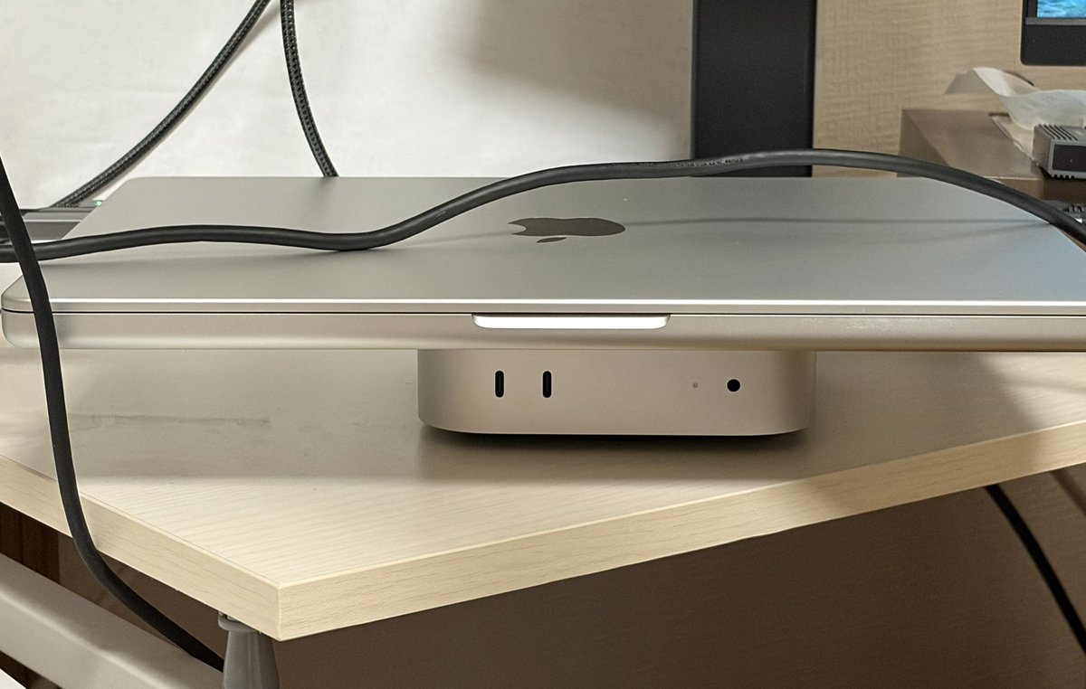 marzipan9999's tweet photo. Mac miniをMacBook proのヒートスプレッダーにしてるなう https://t.co/el12Elg0ms