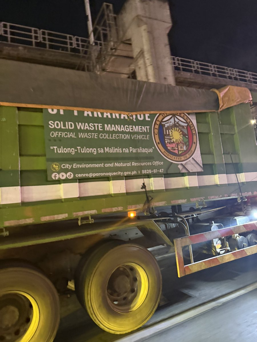 ItsJohnAndrew's tweet photo. Tangina ang BAHO @MMDA @PIO_paranaque https://t.co/NHbL4SSacY