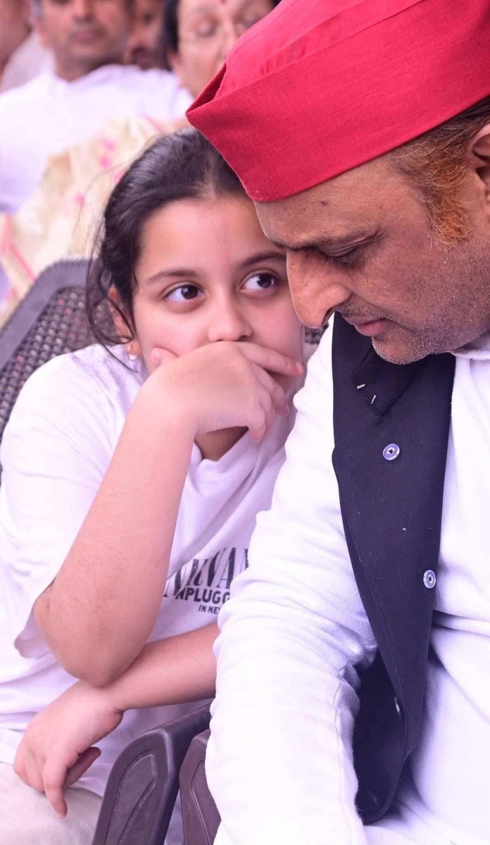 devy3632's tweet photo. पारिवारिक जिम्मेदारियां निभाने में अखिलेश जी बाकी नेताओं से कहीं आगे नजर आते हैं। 

ये बच्ची भी अब अखिलेश जी की जिम्मेदारी हो https://t.co/0zJ137XSTV