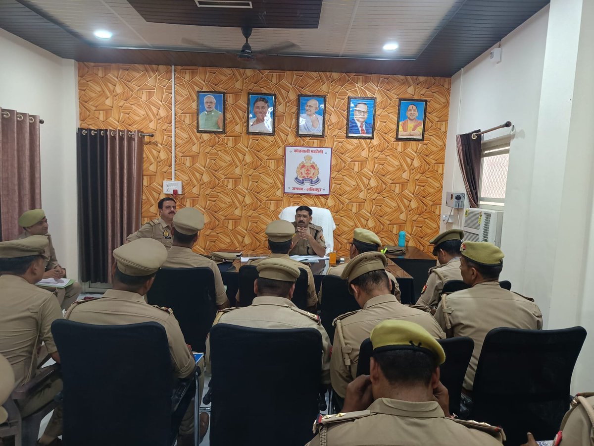 lalitpurpolice's tweet photo. #Addl_SP @kaloosingh द्वारा सर्किल महरौनी के सभी थानों का अर्दली रूम कर, विवेचकों को लम्बित विवेचनाओं के समयबद्ध, निष्पक्ष एवं गुणवत्तापूर्ण निस्तारण हेतु आवश्यक दिशा-निर्देश दिए गए।
#lalitpurpolice
@Uppolice https://t.co/aroiSA6azm