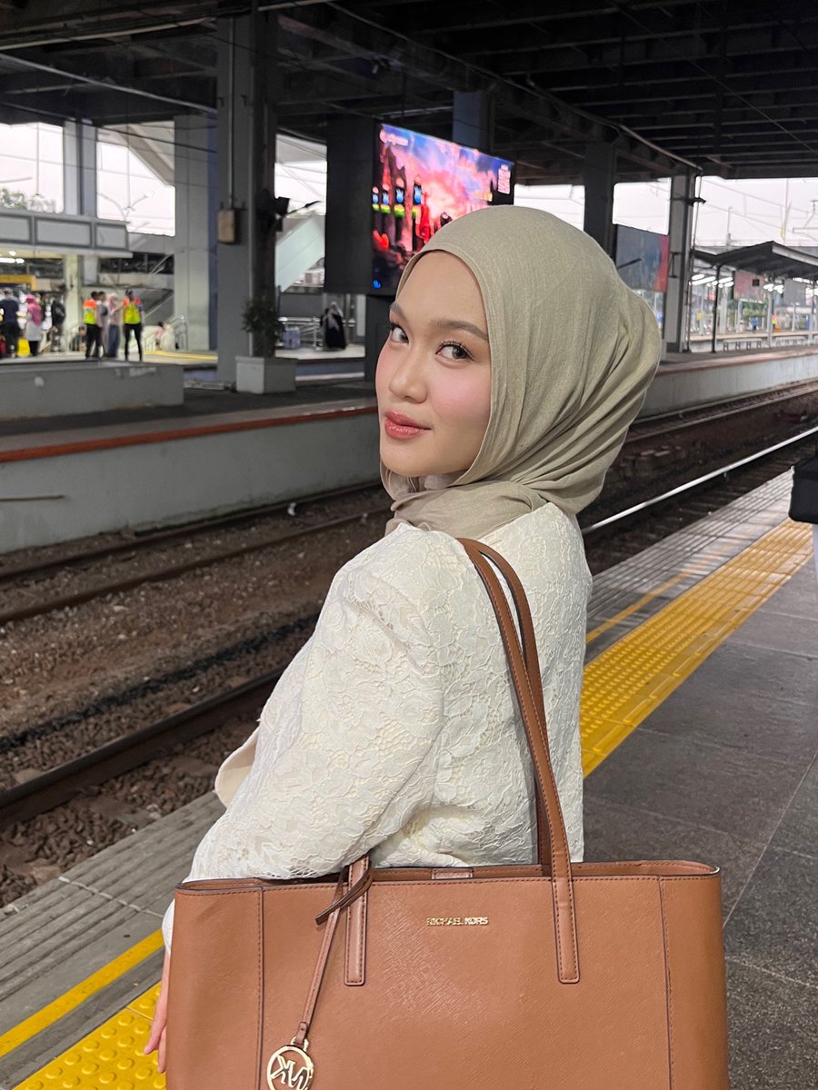 petalblushes's tweet photo. sebagai low visual mentok, menurutku worth the investment betul belajar sama MUA yang paham low visual makeup

aku belajar sama kak bynaqyara jujur ngerasa cantik banget ga hanya di foto tapi di irl juga🥹 kamera hp, pro lighting studio cahaya ilahi pun mantapss https://t.co/8YHgjWEsUt