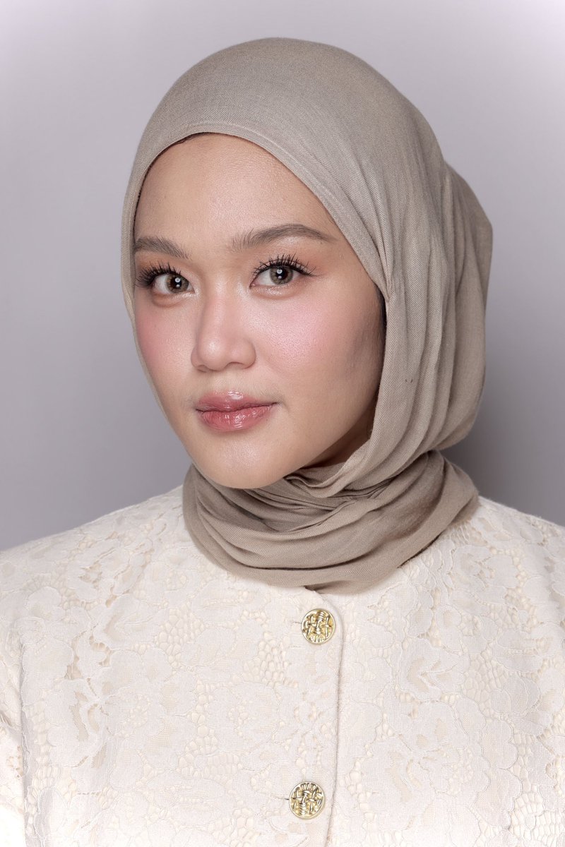 petalblushes's tweet photo. sebagai low visual mentok, menurutku worth the investment betul belajar sama MUA yang paham low visual makeup

aku belajar sama kak bynaqyara jujur ngerasa cantik banget ga hanya di foto tapi di irl juga🥹 kamera hp, pro lighting studio cahaya ilahi pun mantapss https://t.co/8YHgjWEsUt
