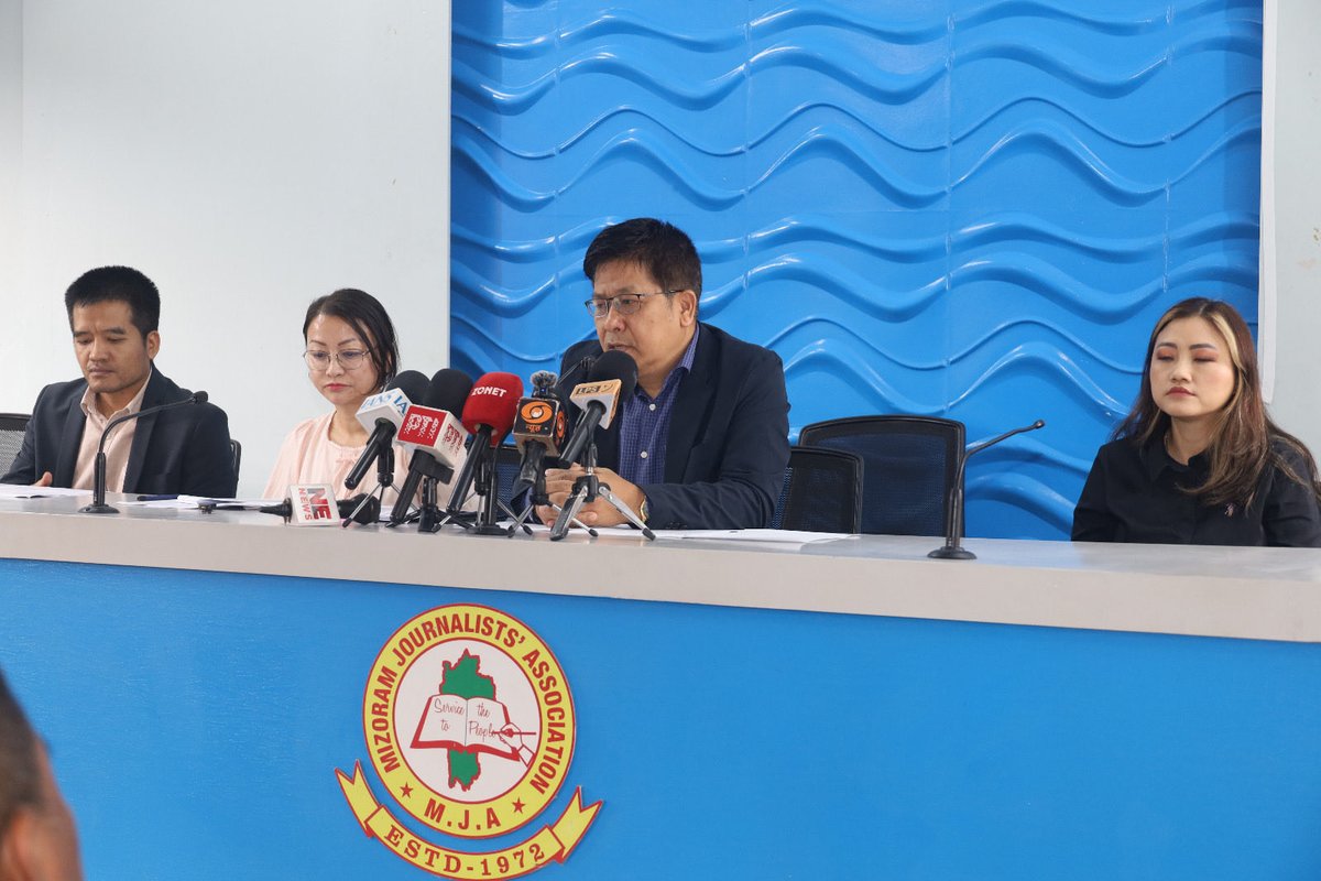 ceomizoram's tweet photo. Vawiin chawhnu dar 3 khan Aizawl Press Club-ah Press Conference kovin Dr. Lalrozama, Chief Electoral Officer chuan Mizoramah bik taka electoral roll ennawnna Special Intensive Revision (SIR)  neih tur a nih tur thu a puang a ni. https://t.co/5ZfTvgasX3