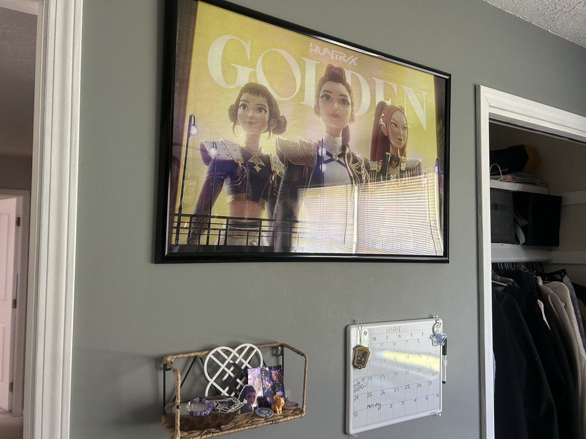 kkochabb's tweet photo. been at gf house for a few days.. getting the sneaking suspicion she Might like that one kpop movie #imgoinghomewithatleast10rumissmuggledupmybutt #zoeysyouwishthatwasyouhuh https://t.co/ENxRJyCVpT