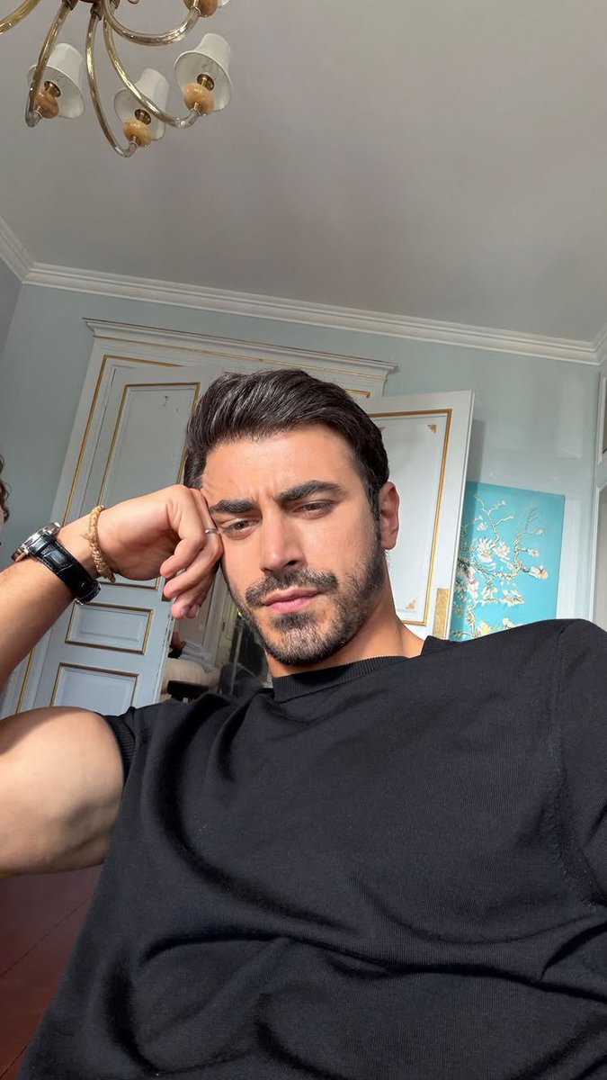 ilsuemininfo's tweet photo. Bom dia, fandom...🤍

Emin apareceu nos stories e automaticamente o dia ficou melhor.

📲 • Emin via stories exclusivos.

#arafta • #EminGünenç •  #ilsudemirci • #emsu • #MerTeş https://t.co/44zOr3t3Mt