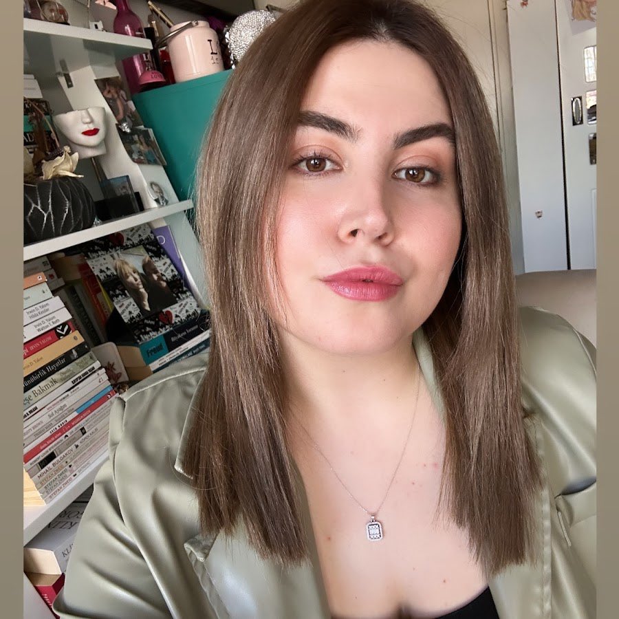 jurnalhabertr's tweet photo. Psikolog Pınar Güven’in partnerinizle cinsel uyumu ölçmek için önerdiği test:

1. Temas:

• Bir kadın var, bir erkek var ve taraflardan biri öpüşmeyi çok seviyor, biri yalamayı çok seviyor, biri ellemeyi çok seviyor, biri her yere dokunmayı çok seviyor. 

• Taraflardan diğeri de 'Orama dokunma, bunu yapma, yalama, emme' gibi sürekli bir ket vuruyor. 

• Eğer taraflardan biri 0 ile 10 arasında 8'se, yani teması çok seviyorsa, öpmeyi çok seviyorsa, yalamayı çok seviyorsa; diğer taraf da 2'yse burada çok büyük bir uyumsuzluk var.

• Penis erekte olmuş, vajina ıslanmış, klitoris kabarmış ve her şey bu kadar yüksekken bir diğeri sürekli 'Onu yapma, bunu yapma, orama elleme, burama elleme' derse orada bir uyumsuzluk ortaya çıkar.

2. Hareket:

• 0 ile 10 arasında hareket noktasında neredesiniz? 

• Taraflardan biri; 'İşte bu pozisyonda deneyelim, şunu da yapalım, şurada da seks yapalım, duşta da yapalım, havuzda da yapalım, arabada da yapalım, oraya da gidelim, buraya da gidelim, şu pozisyonda deneyelim' diye sürekli böyle bir hareketli oluyor.

• Diğer taraf işte salonda da yapmak istemiyor, o pozisyona da geçmeyelim, 'Boşal işte, orgazm ol işte' gibi yaklaşıyor.

• Maalesef burada da bir cinsel uyumsuzluk var.

3. Fantezi:

• Taraflardan biri fantezilere çok açıksa; 'Hadi şu role playing'i de yapalım, hadi birimiz polis olalım birimiz suçlu olalım, hadi kelepçe deneyelim, hadi işte vibratör deneyelim' gibi... 

• Taraflardan biri sürekli fantezi istiyorsa, yani 0 ile 10 arasında 7'nin üstündeyse; diğer taraf da 3'se, 'Onu da denemek istemiyorum, sen sapık mısın niye bu kadar çok şey istiyorsun?' gibi yaklaşıyorsa burada da bir uyumsuzluk var.