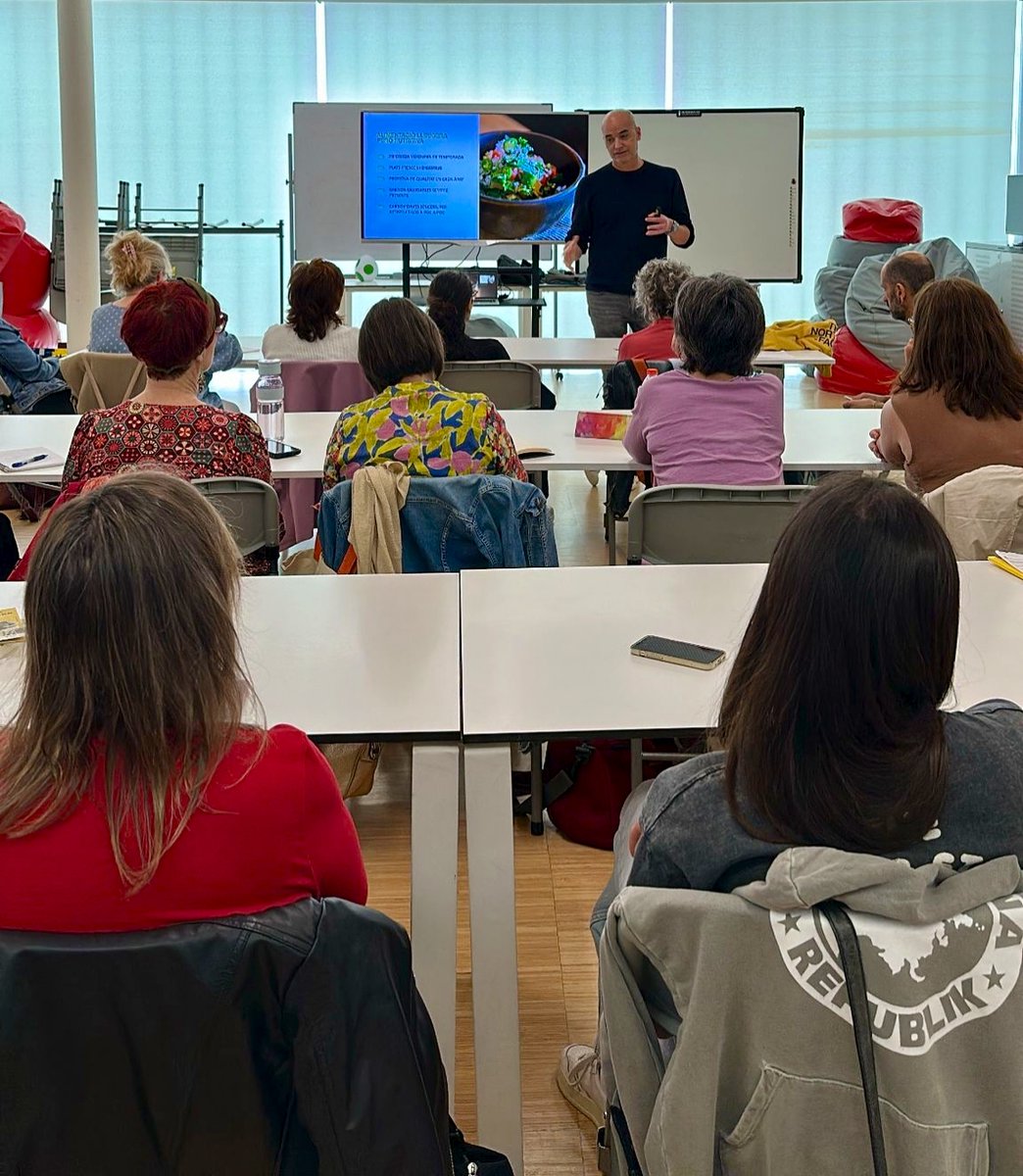 bibgirona's tweet photo. Curs "Prescriure salut des de la #biblioteca pública: la importància de l'alimentació", a càrrec de Josep Pont, consultor y formador nutricional 🥦🫚🫜
 
Organitzat per: Servei Biblioteques Diputació Girona 

#cuidem -nos
#formacio
#salut 

[Foto: Taïs Pla 🥰]

@bprahola https://t.co/6QiZCCq6FR