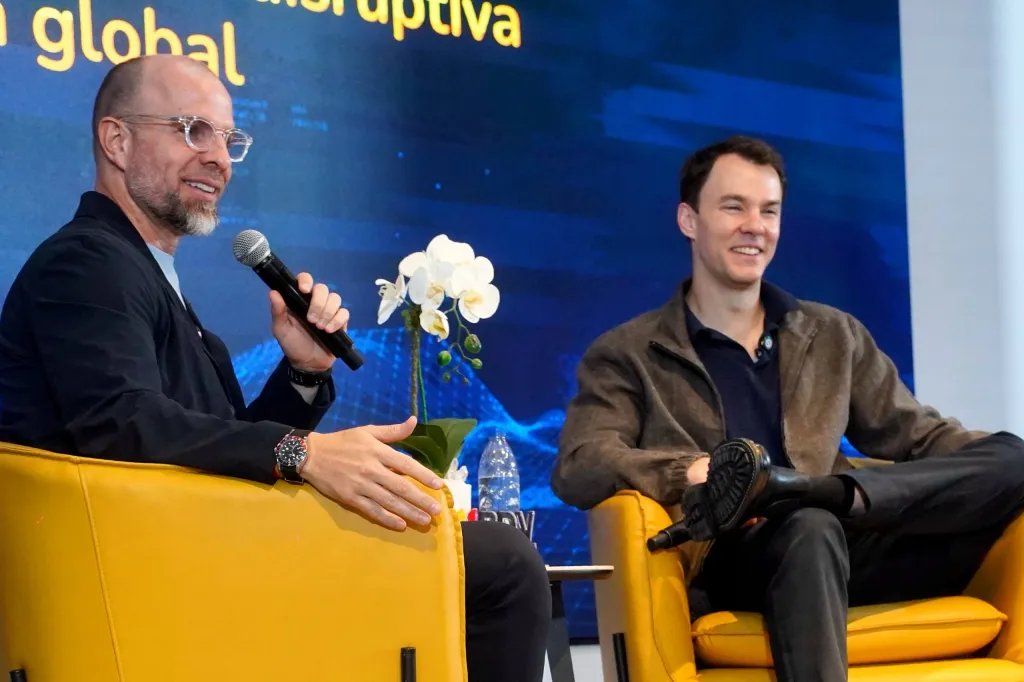 CriptoNoticias's tweet photo. 🏦La visita del cofundador de Coinbase al Banco de Venezuela generó reacciones en la comunidad de criptomonedas y analistas. El economista Asdrúbal Oliveros (@aroliveros) pidió “pasarelas entre cripto y banca” para aumentar la liquidez. Mientras @elsultanbitcoin lo celebró como “el mensaje más claro” de apertura.
