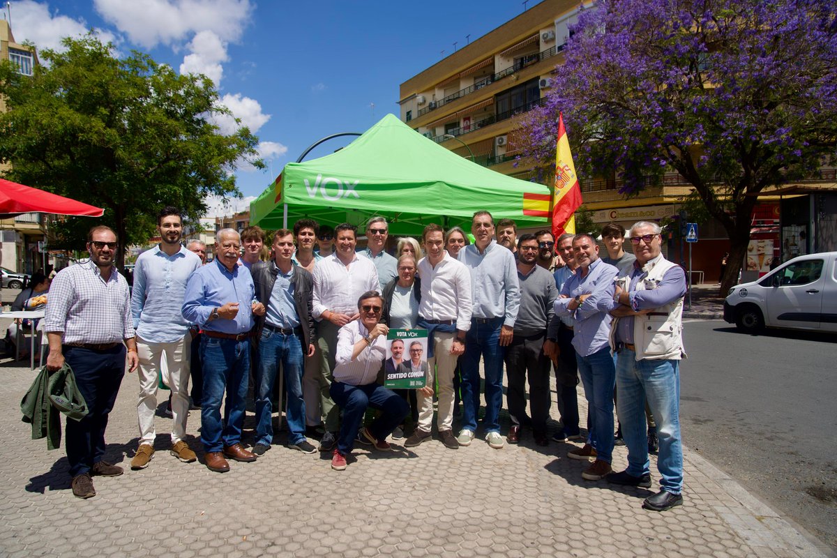 guidoprincesa's tweet photo. En Cerro Amate, en Sevilla, entre la Perla y Su Eminencia, muchos ciudadanos se han quedado atrapados y abandonados por todas las administraciones.
Sólo VOX está sobre el terreno. https://t.co/79oNkAJUq2