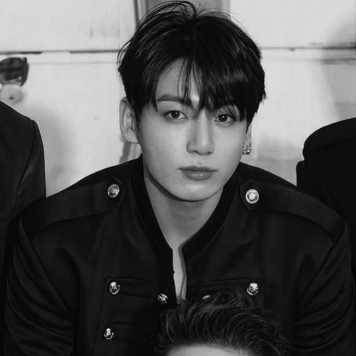 tpwjkook's tweet photo. ligados pelo ódio #aujikook

em um mundo onde marcas só brilham ao tocar a alma gêmea, jimin e jungkook passam anos se odiando, até um esbarrão provar, diante de todos, que pertencem um ao outro. https://t.co/ln29A0Bfm4