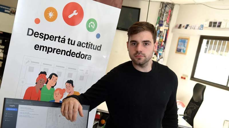 UniversidadORT's tweet photo. 🚚 Rodrigo Soca, estudiante de Ingeniería en Sistemas de la Facultad de @ingenieria_ORT y cofundador de Routist, impulsa una plataforma que incorpora inteligencia artificial para optimizar la gestión de envíos, flotas y transportistas.

Leé la nota ⤵️
https://t.co/eklErcENoq https://t.co/73kwqjvbP5