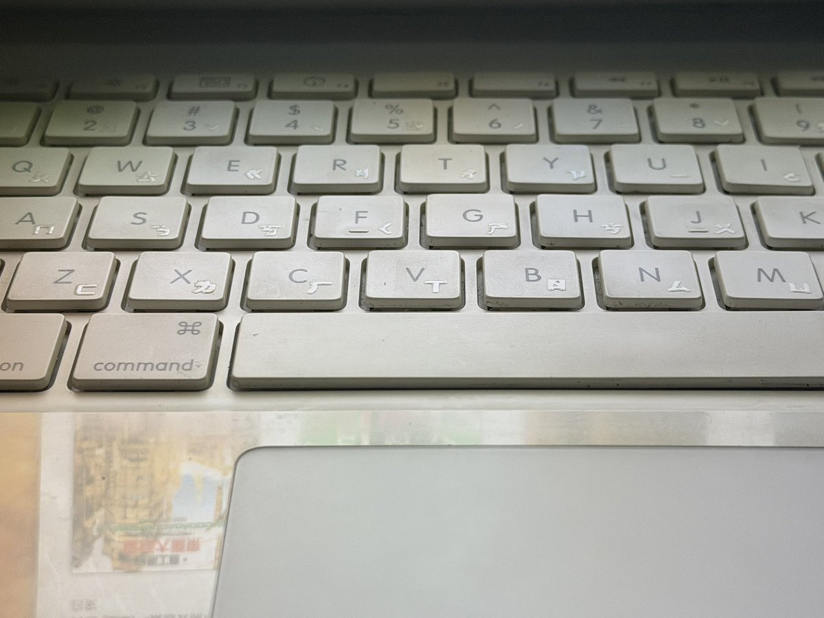 WhoQCA's tweet photo. Polycarbonate MacBook https://t.co/d6G0VNYYgf