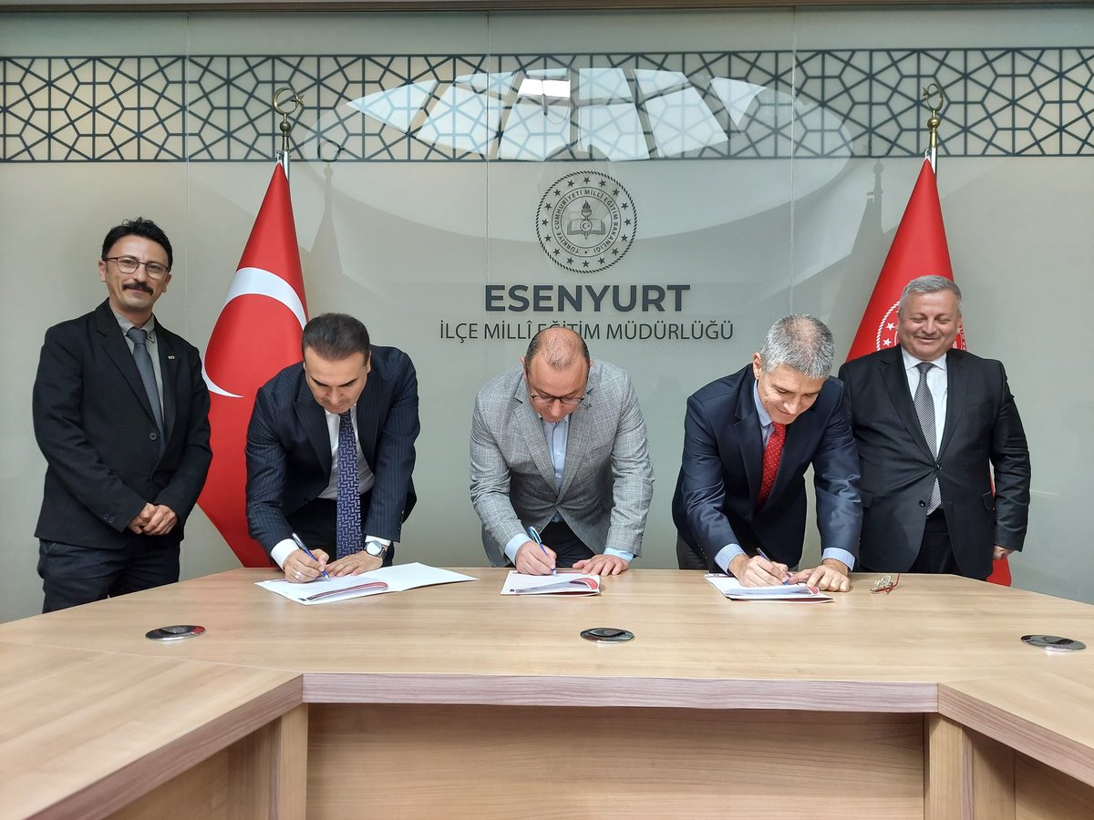 TayfunOzyolcu's tweet photo. Sektörel iş birliklerimiz, beceri temelli eğitim yaklaşımımız ve çağın ruhuna uygun bir şekilde büyüyen erişim imkânlarımızla mesleki eğitimi güçlendirmeye devam ediyoruz.

Mercedes-Benz Türk Anonim Şirketi ile İlçe Millî Eğitim Müdürlüğümüz arasında mesleki ve teknik eğitimde iş birliği protokolü ilçemize hayırlı olsun.
@Yusuf__Tekin @MucahitYentur