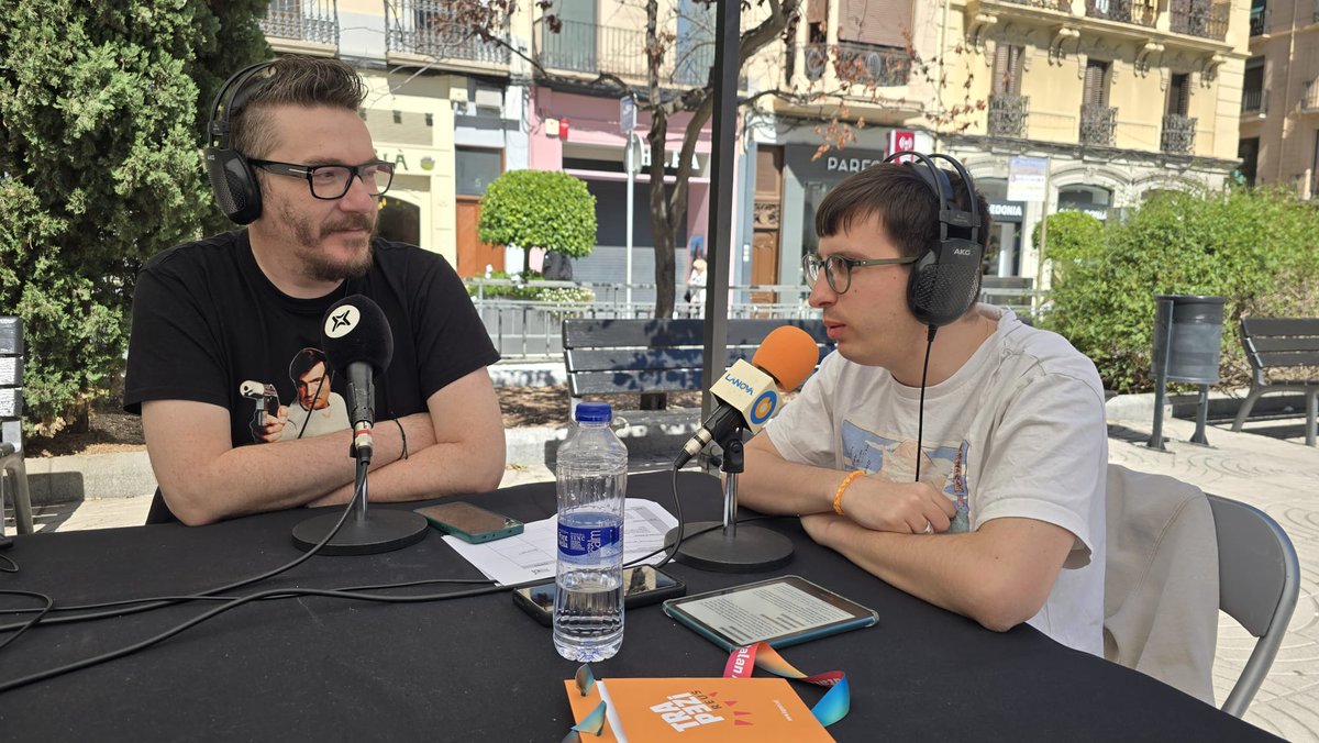 RadioHospitalet's tweet photo. 🎪 El #CarrerMajor de les ràdios de @laxarxa al Camp de Tarragona visita Reus per viure la @firatrapezireus!

➡️ De 16 a 17 h:
👉 @sandrage76, alcaldessa de Reus
👉 Cristina Cazorla i Alba Sarraute, directores artístiques del Trapezi
👉 Entrevista i actuació @koemanpop https://t.co/U1uag2thrg