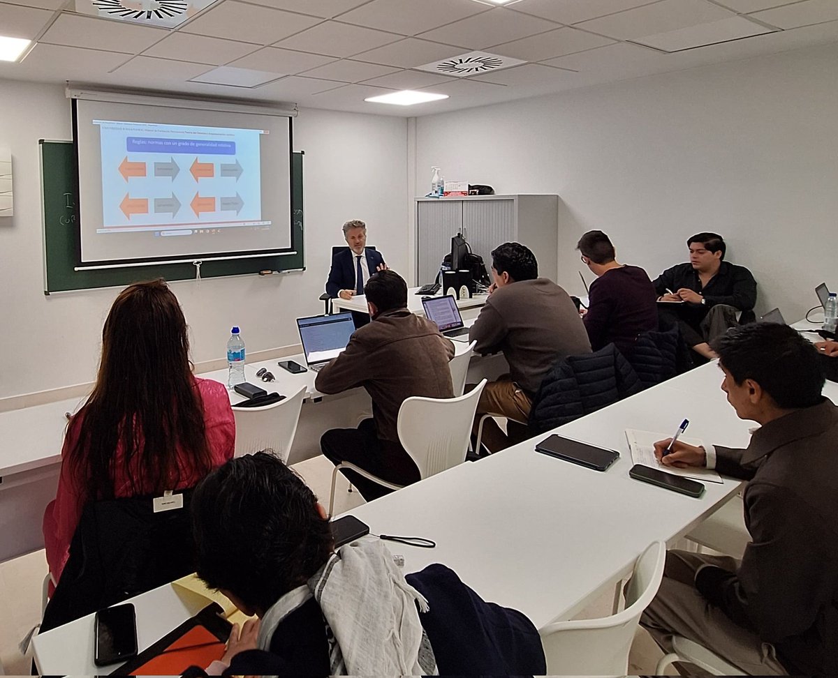 MasterTDAJ's tweet photo. En nuestra primera semana presencial en la @FacDerechoUsal nos ha acompañado @apfner para explicar y discutir con los estudiantes del @MasterTDAJ algunas cuestiones analíticas básicas del derecho. https://t.co/lLirNoTLyR