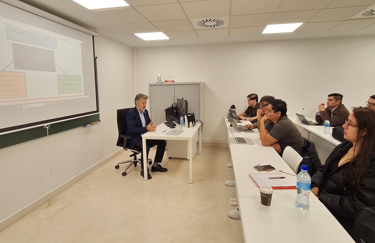 MasterTDAJ's tweet photo. En nuestra primera semana presencial en la @FacDerechoUsal nos ha acompañado @apfner para explicar y discutir con los estudiantes del @MasterTDAJ algunas cuestiones analíticas básicas del derecho. https://t.co/lLirNoTLyR
