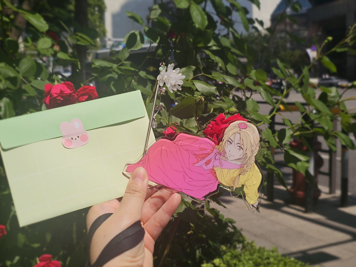 team_hgb's tweet photo. 독자님(무려 찬록이 팬 1호!!)께서 선물해주신 찬록이 아크릴과 비녀, 그리고 손편지입니다.
햇살 좋은 날 기다렸다가 마침 장미도 피어있길래 예쁘게 호다닥 찍어보았어요^^/// 너무 예뻐서 저희 마음도 함께 화창해졌습니다!
항상 응원해주셔서 감사합니다!!🥰 https://t.co/K2V7Vjf8fP