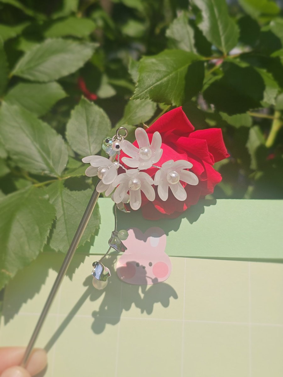 team_hgb's tweet photo. 독자님(무려 찬록이 팬 1호!!)께서 선물해주신 찬록이 아크릴과 비녀, 그리고 손편지입니다.
햇살 좋은 날 기다렸다가 마침 장미도 피어있길래 예쁘게 호다닥 찍어보았어요^^/// 너무 예뻐서 저희 마음도 함께 화창해졌습니다!
항상 응원해주셔서 감사합니다!!🥰 https://t.co/K2V7Vjf8fP