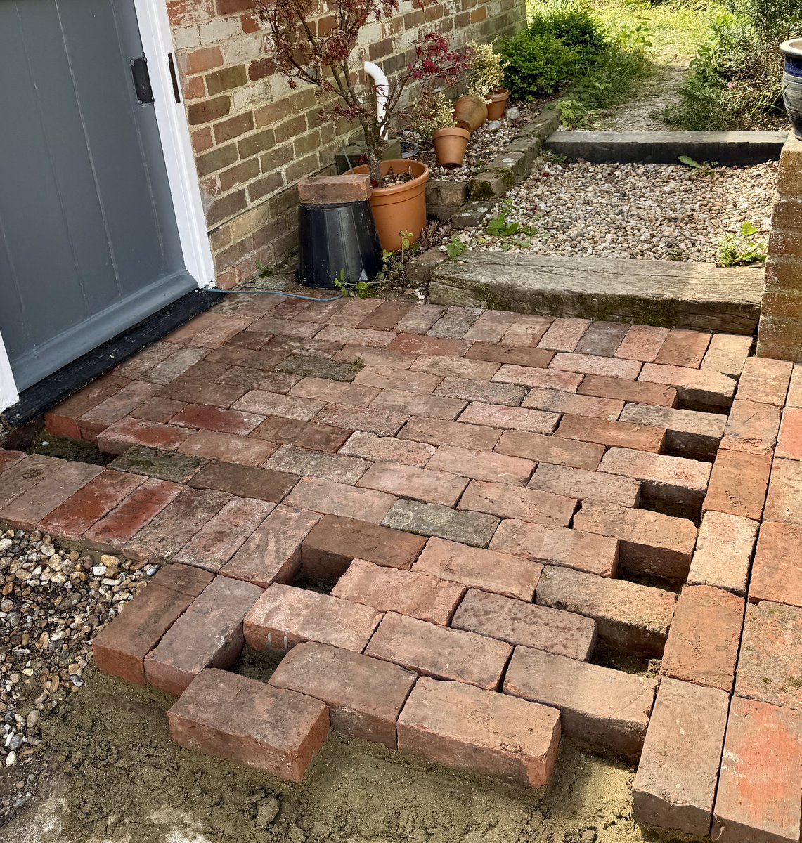 Fortify_Ltd's tweet photo. Upcycled reclaimed handmade bricks transforming into a beautiful traditional pathway! 🧱

https://t.co/ZoDuI7KPbY https://t.co/sDDkYhjKtS