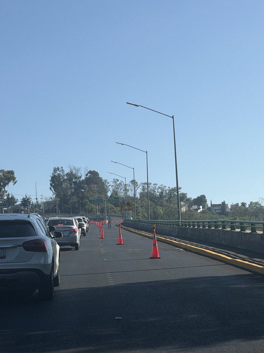 vanesa42nd's tweet photo. @AlvaroObregonMx que alguien le de clases de lógica a sus empleados. Hacia las aguilas. No está arreglando pero eso si tapan desde atrás pudiendo dejar libre https://t.co/AvdZ4TFhEC