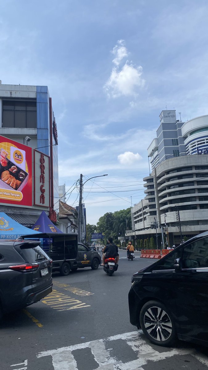 amoreebs's tweet photo. bandung lagi.. https://t.co/u4XzlAn0zT