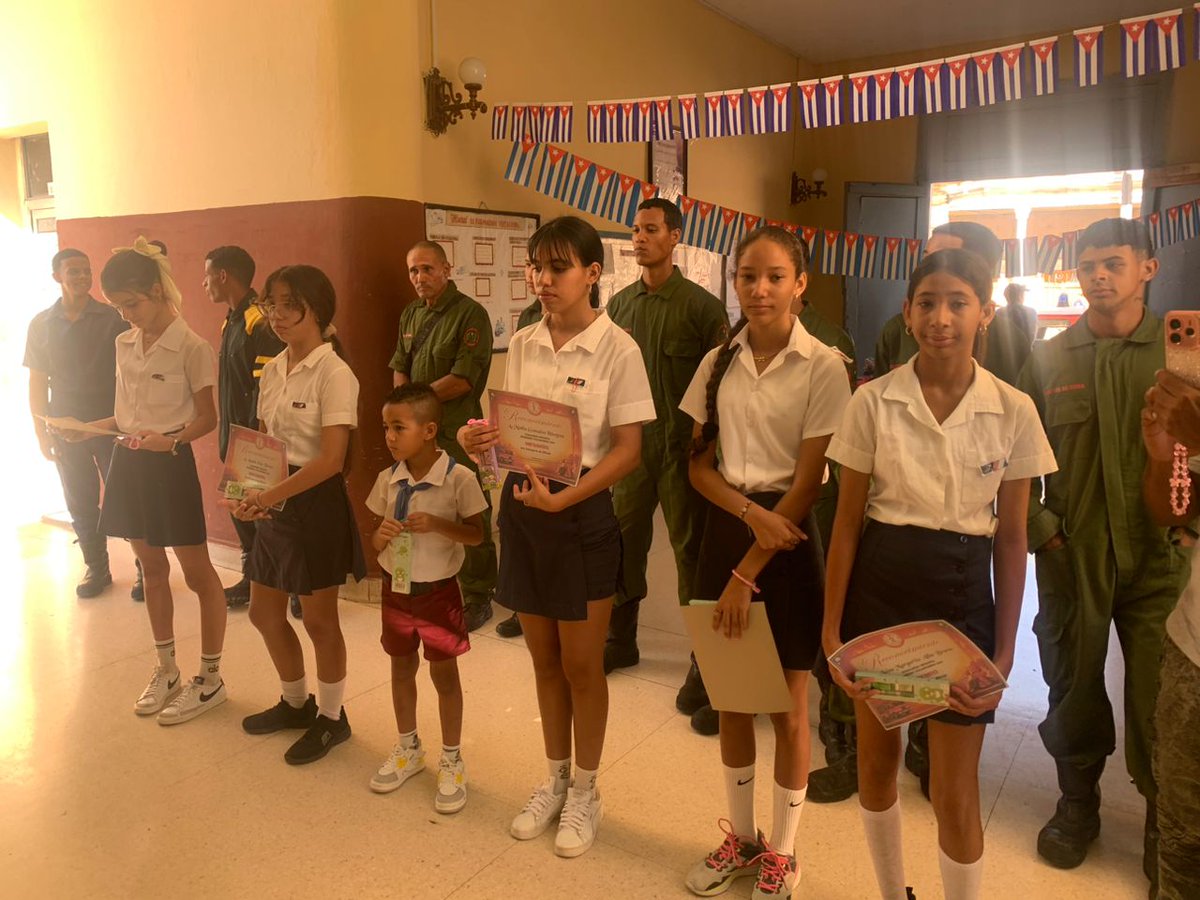 MiGuantanamo's tweet photo. #PoderPopular 🇨🇺 Nos llegan hermosas imágenes de la premiación del concurso pioneril "Si yo fuera bombero".
¡Muchas felicidades a todos los niños y niñas ganadores! https://t.co/XBQeyseAGC