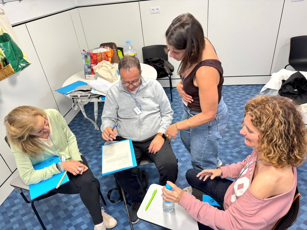 pacientactiuib's tweet photo. En el CS Can Misses d'@primariaasef s'està formant un nou grup de 8 pacients actius formador@s💫 il.lusionats 😃 i amb ganes d'ajudar altres persones amb malalties cròniques. Moltes gràcies company@s de la Subcomissió per fer-ho possible una vegada més 🤗💞 https://t.co/NJ6lFsVXCo