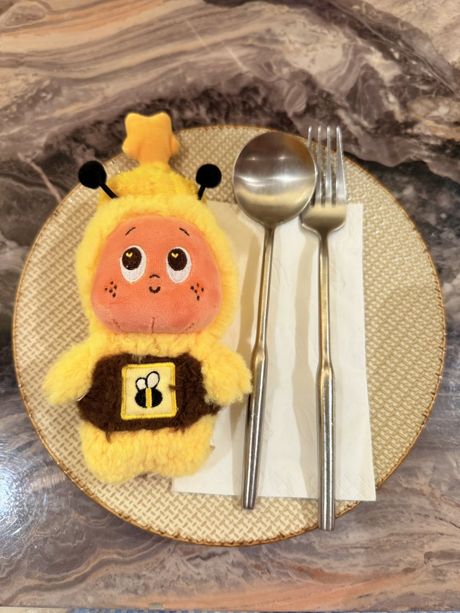 BBWhothot's tweet photo. 这学期带的是住宿班，工作真的很累…所以放假的时候都是在吃饭睡觉上，所以很久没上了……仍然还是很期待有个帅哥能解救一下我，周末一起出去玩一下，吃饭什么的～搭子搭子搭子哈哈哈哈哈，然后会不会第一次见面就给我送星星人啊？哈哈哈，好吧我知道我在做梦 https://t.co/62JV0nL8ZQ