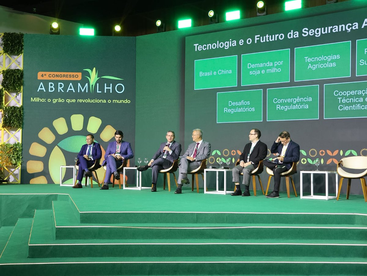 abramilho's tweet photo. Ciência, tecnologia e cooperação internacional marcaram o debate sobre o futuro da segurança alimentar no 4º Congresso Abramilho, em Brasília. Durante o painel, o embaixador da China no Brasil, Zhu Qingqiao, destacou que o avanço do agro depende de investimentos em inovação. https://t.co/U5SzqpDPHm