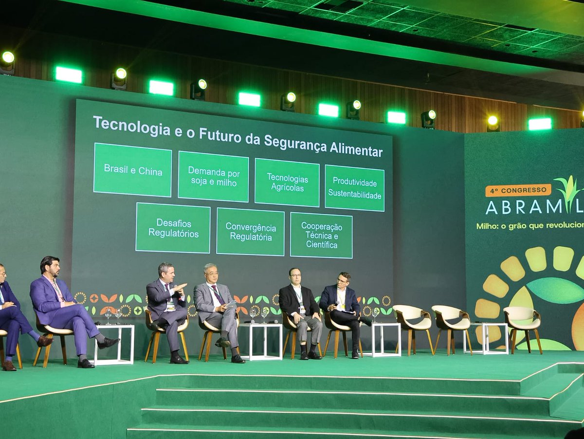 abramilho's tweet photo. Ciência, tecnologia e cooperação internacional marcaram o debate sobre o futuro da segurança alimentar no 4º Congresso Abramilho, em Brasília. Durante o painel, o embaixador da China no Brasil, Zhu Qingqiao, destacou que o avanço do agro depende de investimentos em inovação. https://t.co/U5SzqpDPHm